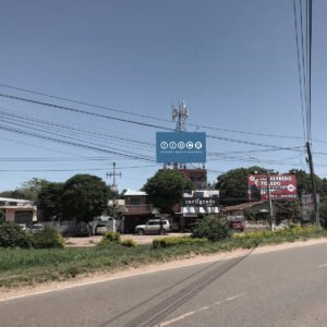 Cartel - curva de acceso al centro comercial